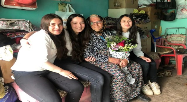 Karacasuda öğrenciler yaşlıları yalnız bırakmıyor