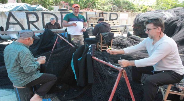 Karadenizli balıkçılar ağ bakım mesaisinde