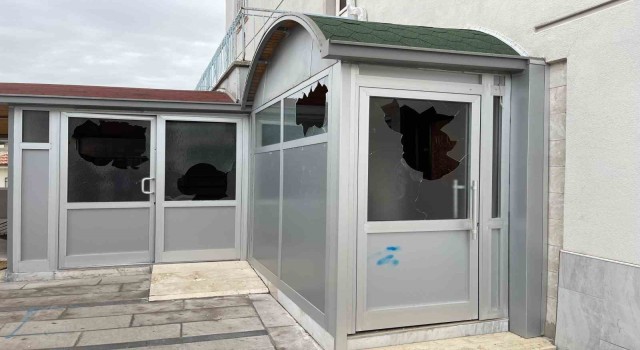 Karamanda kaldırım taşıyla caminin camları ile şadırvanına hasar verildi