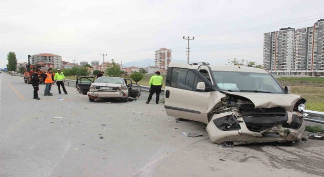 Karamanda otomobil ile hafif ticari araç çarpıştı: 7 yaralı