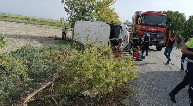 Karamanda tarım işçilerini taşıyan minibüs devrildi: 16 yaralı