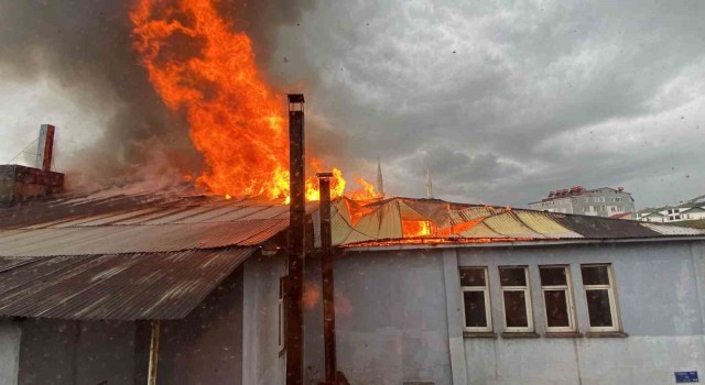 Karlıovada pasaj yangını, dumanlar gökyüzünü kapladı