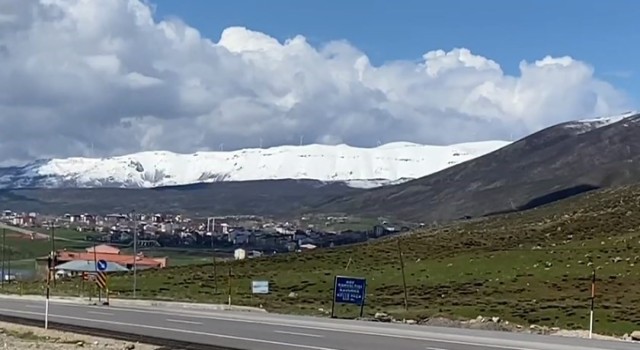 Karlıovanın yüksek tepeleri beyaza büründü