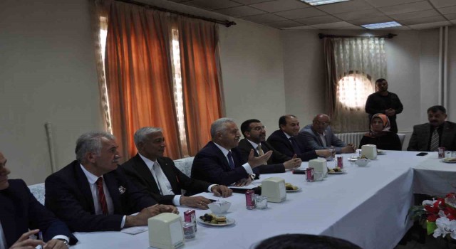 Karsta AK Parti milletvekilleri muhtarlarla buluştu
