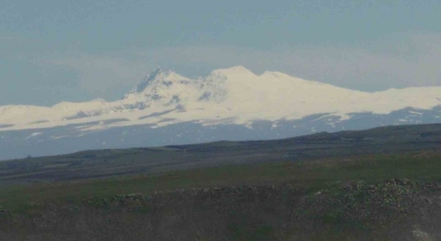 Karsta dağların zirvesi beyaza büründü