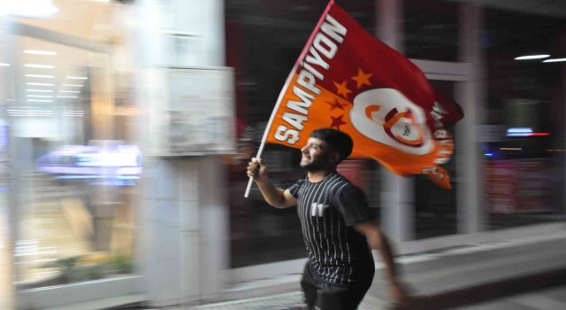 Karsta Galatasaraylılar sokaklara döküldü