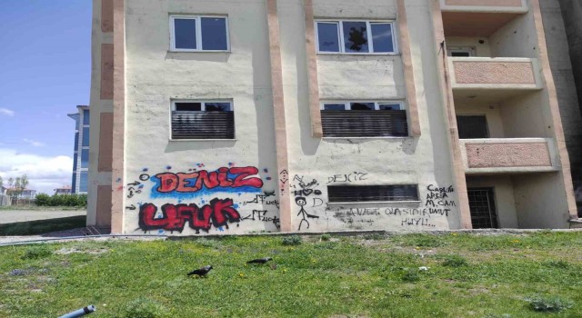 Karsta jandarmanın boşalttığı lojmanlar harabeye döndü
