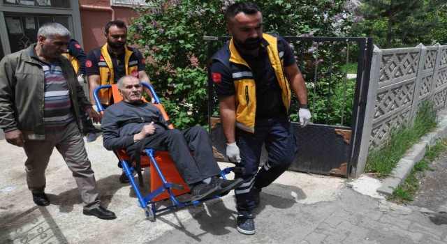 Karsta yaşlı çift ambulansla oy kullanmaya götürüldü