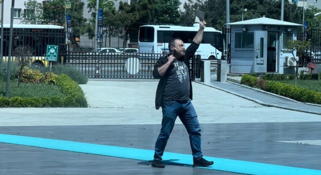 Kartalda Başsavcıya mektup iletmek isteyen şahıs boynuna silah dayadı