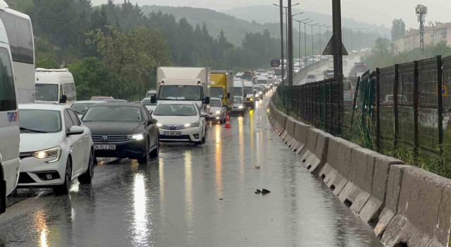 Kartalda su birikintisinden ötürü kontrolden çıkan araç takla attı