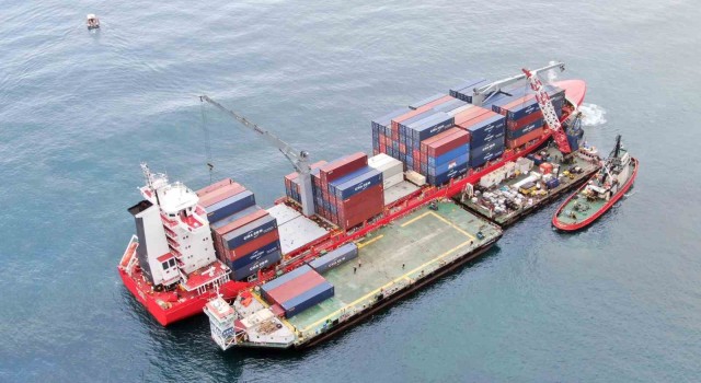 Kastamonu 48 gün önce karaya oturan yük gemisinde tahliye çalışmaları sürüyor
