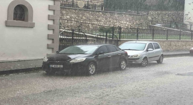 Kastamonuda dolu ve sağanak yağış hayatı olumsuz etkiledi