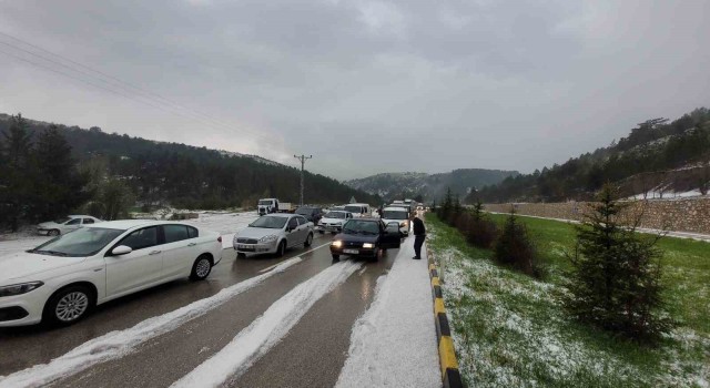Kastamonuda fındık büyüklüğündeki dolu sürücülere zor anlar yaşattı