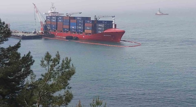 Kastamonuda karaya oturan gemi yan yatmaya başladı