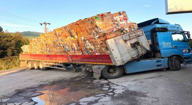 Kavşaktan dönerken makası kırılan tır, trafiği kilitledi