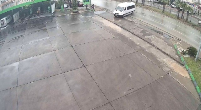 Kayarak akaryakıt istasyonuna giren minibüs yürekleri ağızlara getirdi