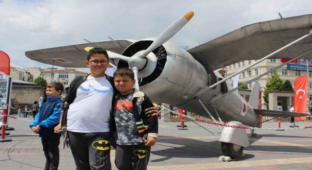 Kayseri Tayyare Fabrikasında üretilen ilk P-24A uçağına vatandaşlardan yoğun ilgi