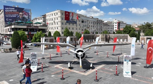 Kayserinin ilk uçağını sergileyen Büyükşehir, vatandaşları duygulandırdı