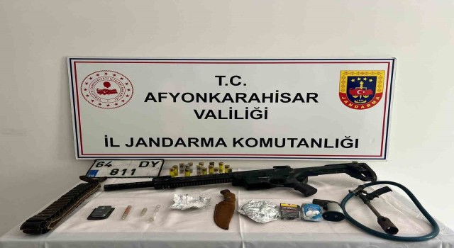 Kaza ihbarına giden jandarma uyuşturucu ve ruhsatsız silah ele geçirdi