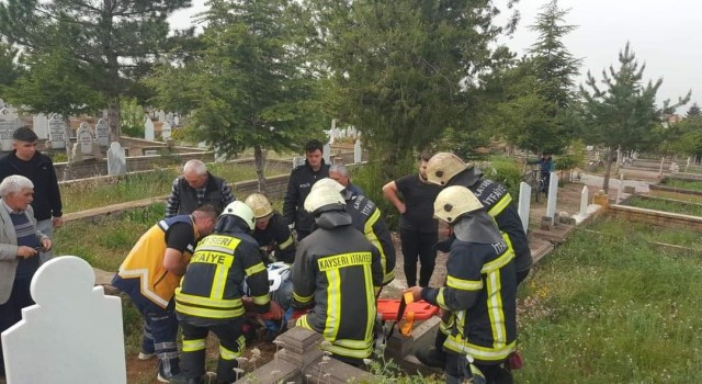 Kazada araçta sıkışan sürücü itfaiye ekipleri tarafından kurtarıldı