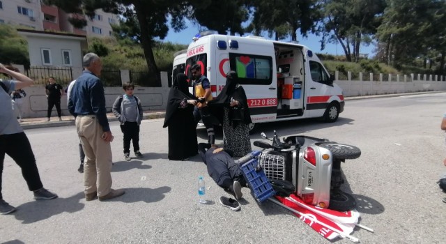 Kazada yaralanan sürücüyü giysileriyle güneşten korudular
