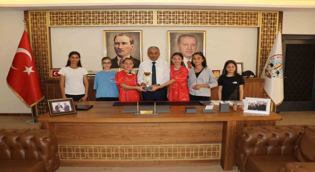 Kazandıkları kupayı başkan Kaplana hediye ettiler