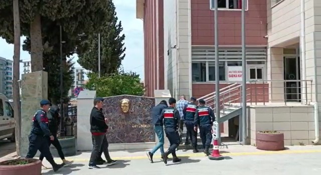 Kendilerini istihbaratçı olarak tanıtıp 150 bin TLlik ziynet eşyası çaldılar