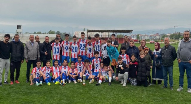 Kıbrıscıkspor U-15te namağlup şampiyon oldu