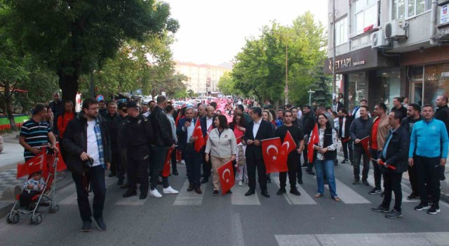 Kırklarelinde gençlik yürüyüşünde metrelerce bayrak açıldı