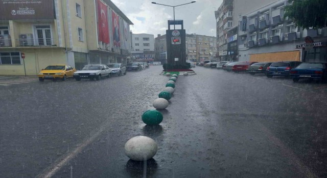 Kırklarelinde sağanak yağış etkili oldu
