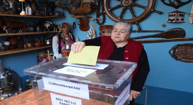 Kırklarelinde seyyar sandık evlerinden çıkamayan seçmenlerin ayağına gidiyor