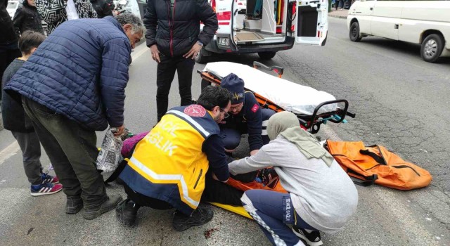 Kırmızı ışıkta geçmeye çalışan kadına otomobil çarptı