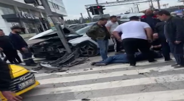 Kırmızı ışıkta geçti: 3 araç birbirine girdi
