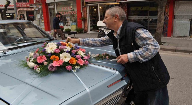 Klasik araçlar da düğünlere gelin gibi süsleniyor