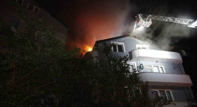 Kocaelide 4 katlı apartmanın çatısını alevler sardı