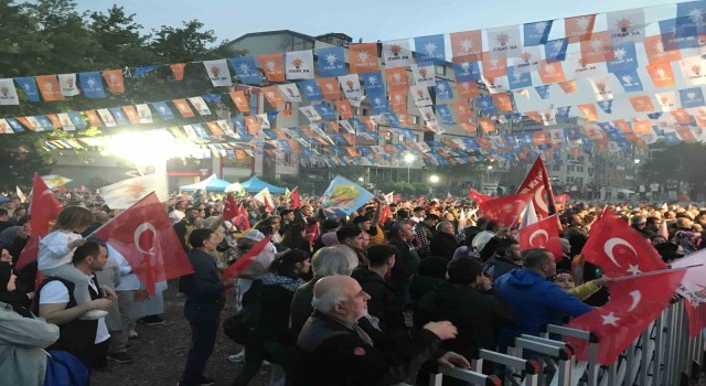 Kocaelide AK Parti il binası önünde kutlamalar başladı