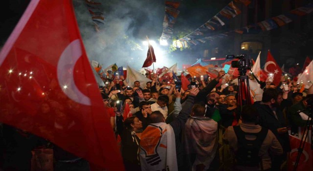 Kocaelide seçim kutlaması: Vatandaşlar sokağa akın etti