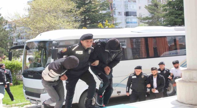 Kökünü Kurutma operasyonunda yakalanan 112 kişi adliyeye sevk edilmeye başlandı