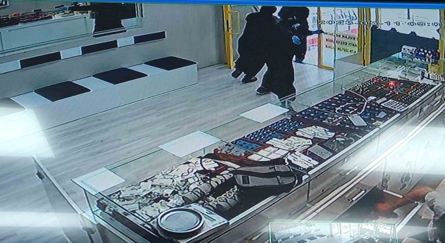 Komedi filmi gibi soygun girişimi: 3 şüpheli, kadın kılığına girdi
