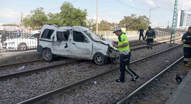 Kontrolden çıkan araç tramvay yoluna girdi: 3 yaralı