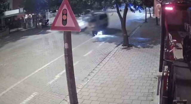 Kontrolden çıkan kamyonet, motosiklete çarptı: 2 yaralı