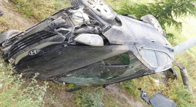 Kontrolden çıkan otomobil tarlaya devrildi: 2 yaralı