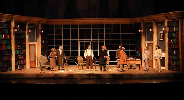 Konya Şehir Tiyatrosu Üstad Necip Fazılı “Bir Adam Yaratmak” eserini sahneledi