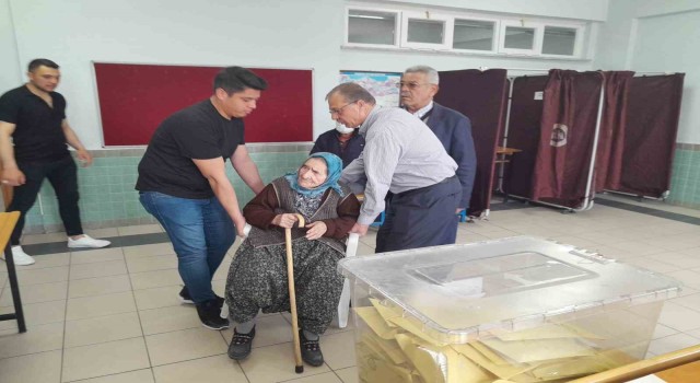 Konyada 99 yaşındaki nine sandığa sandalyeyle getirildi