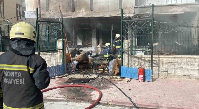 Konyada depodaki yatak ve bazalar yandı