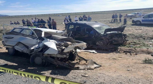 Konyada hafif ticari araç ile otomobil çarpıştı: 5 ölü, 2 yaralı