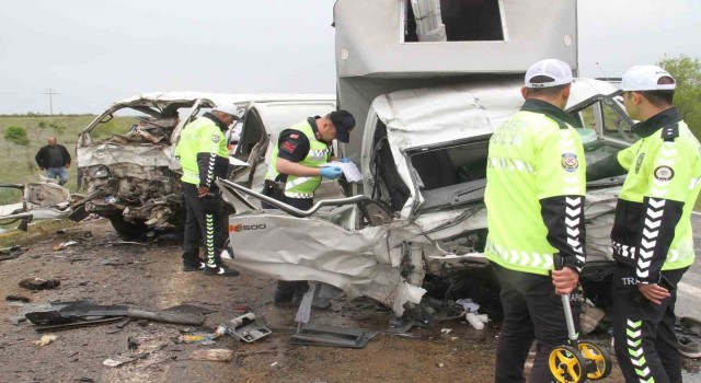 Konyada kamyonetle minibüs çarpıştı: 2 ölü, 3 yaralı