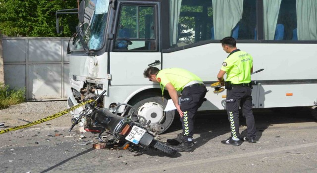 Konyada motosiklet ile işçi servisi çarpıştı: 2 ölü
