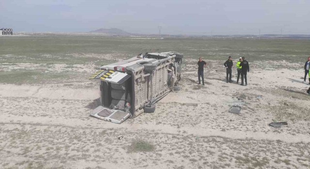 Konyada öğrencileri taşıyan minibüs şarampole devrildi: 11 yaralı