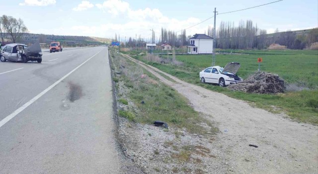 Konyada otomobil park halindeki araca çarptı: 3 yaralı